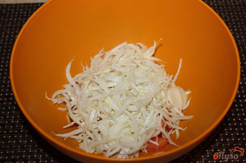 Фото приготовление рецепта: Салат из пекинской капусты с болгарским перцем и помидорами шаг №2