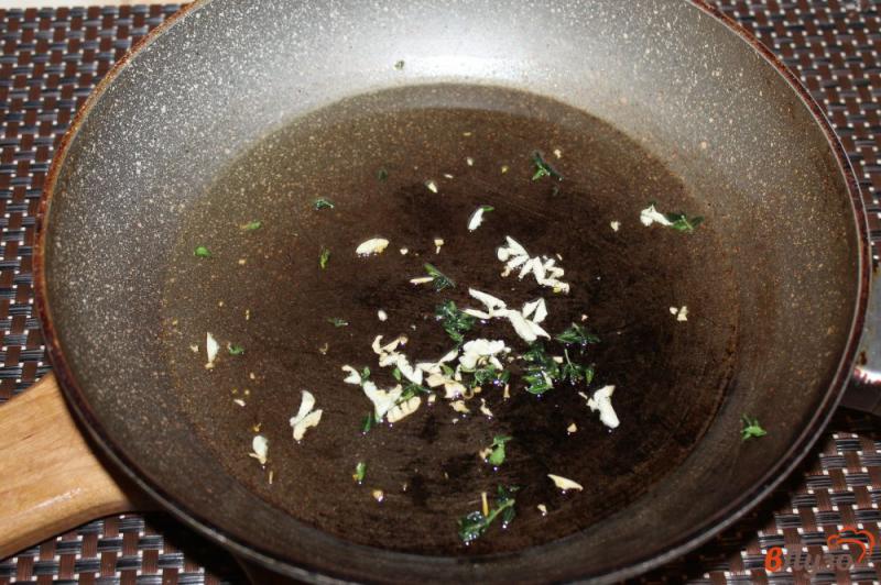 Фото приготовление рецепта: Фарфале со сливками, сыром и тимьяном шаг №3