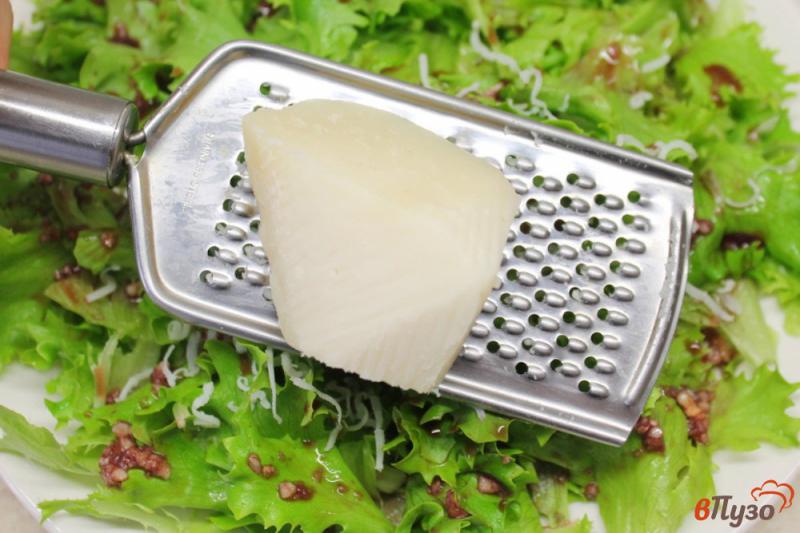 Фото приготовление рецепта: Салат фризе с козьим сыром и бальзамическим уксусом шаг №5