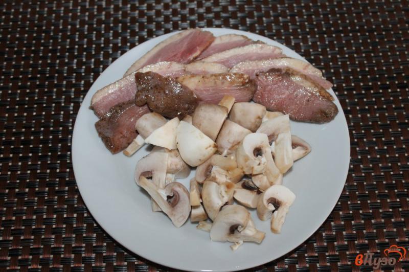 Фото приготовление рецепта: Теплый салат из утиной грудки с грибами и салатным миксом шаг №1