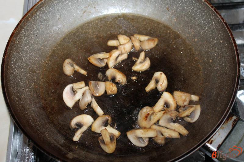 Фото приготовление рецепта: Теплый салат из утиной грудки с грибами и салатным миксом шаг №3