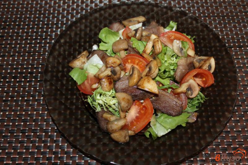 Фото приготовление рецепта: Теплый салат из утиной грудки с грибами и салатным миксом шаг №6