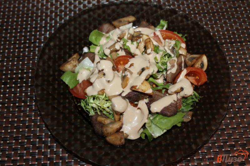 Фото приготовление рецепта: Теплый салат из утиной грудки с грибами и салатным миксом шаг №7