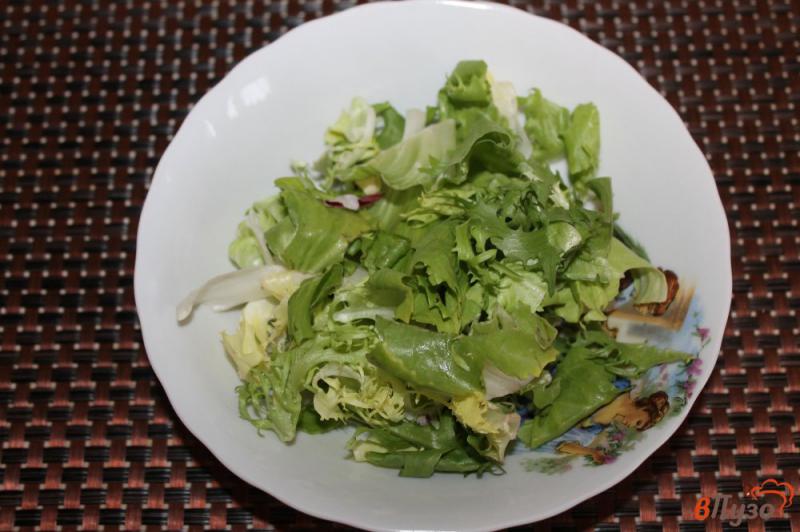 Фото приготовление рецепта: Теплый салат из утиной грудки с грибами и салатным миксом шаг №4