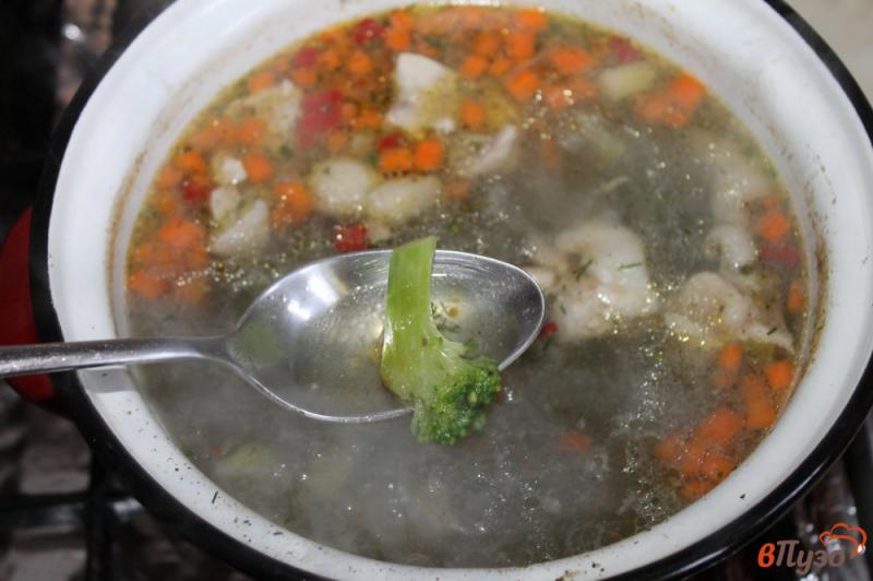Фото приготовление рецепта: Суп на бульоне с курицей и брокколи шаг №7
