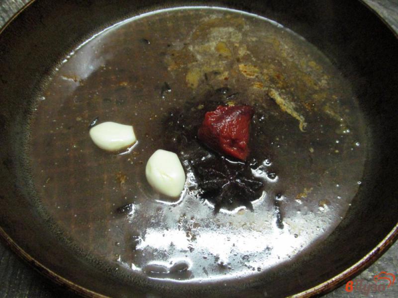 Фото приготовление рецепта: Свиной стейк с соусом из черной смородины шаг №4