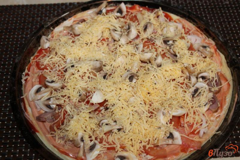 Фото приготовление рецепта: Пицца с копченой курицей грибами и фетой шаг №6