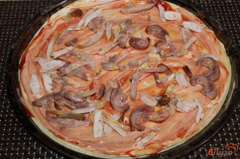 Фото приготовление рецепта: Пицца с копченой курицей грибами и фетой шаг №3