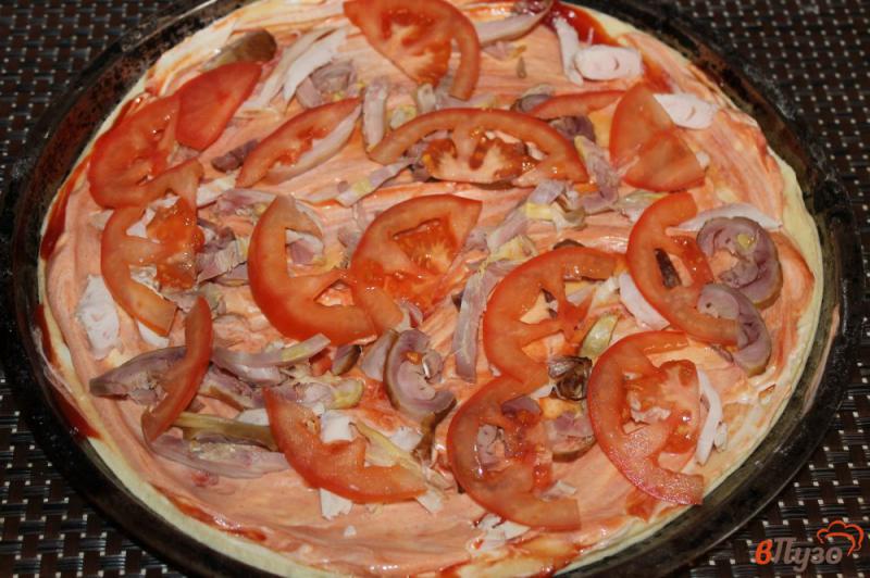 Фото приготовление рецепта: Пицца с копченой курицей грибами и фетой шаг №4