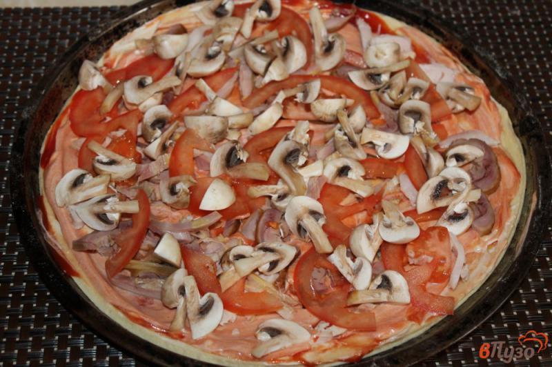 Фото приготовление рецепта: Пицца с копченой курицей грибами и фетой шаг №5