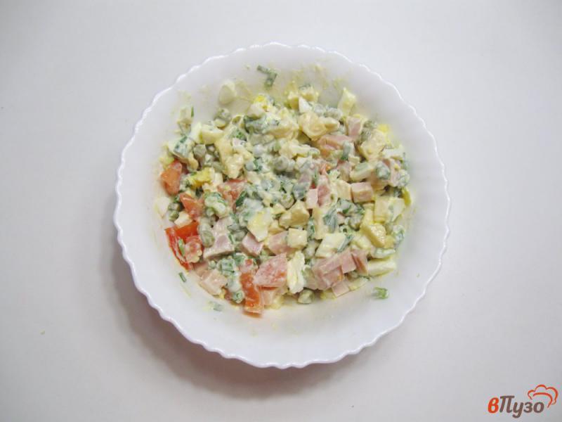 Фото приготовление рецепта: Салат из ветчины с помидором шаг №8