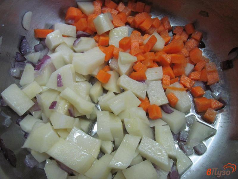 Фото приготовление рецепта: Суп «садовника» с фасолью горошком и помидором шаг №2