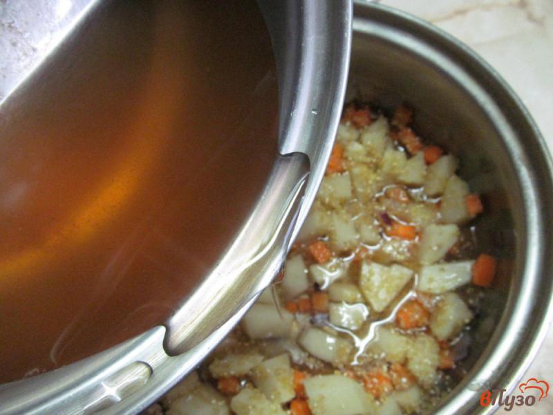Фото приготовление рецепта: Суп «садовника» с фасолью горошком и помидором шаг №4
