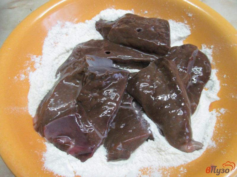 Фото приготовление рецепта: Говяжья печень в сметанном кляре шаг №3