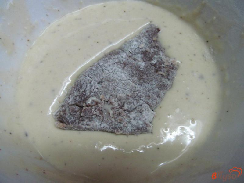 Фото приготовление рецепта: Говяжья печень в сметанном кляре шаг №4