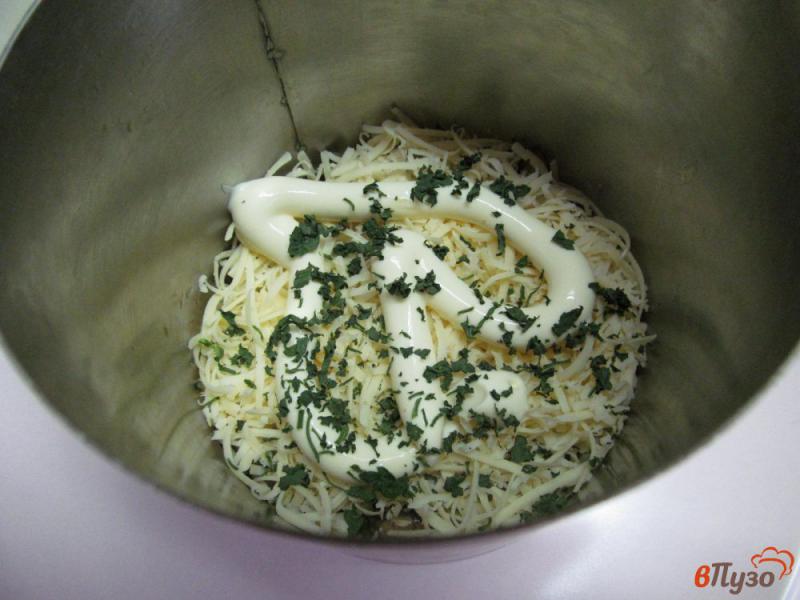 Фото приготовление рецепта: Салат из жареных грибов с вареным мясом и помидором шаг №4