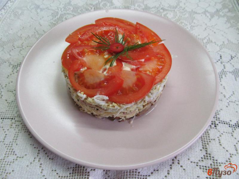 Фото приготовление рецепта: Салат из жареных грибов с вареным мясом и помидором шаг №7