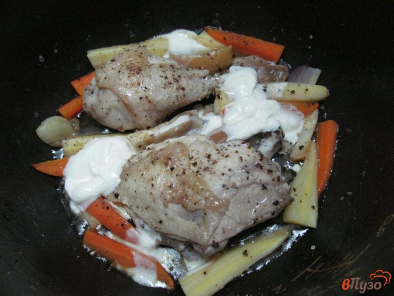 Фото приготовление рецепта: Тушеная курица с овощами в мультиварке шаг №4
