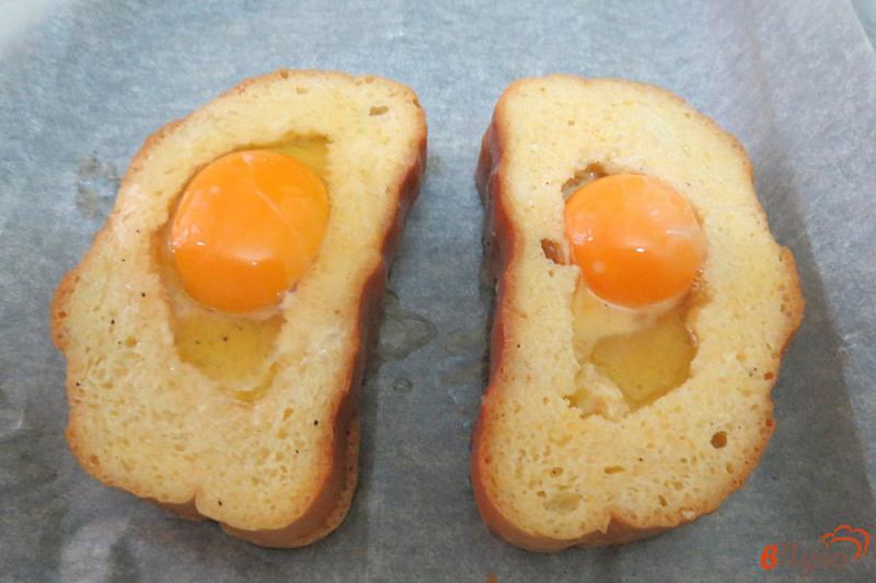 Фото приготовление рецепта: Гренки с сыром и яйцом в духовке шаг №6