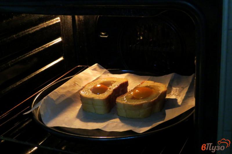 Фото приготовление рецепта: Гренки с сыром и яйцом в духовке шаг №7
