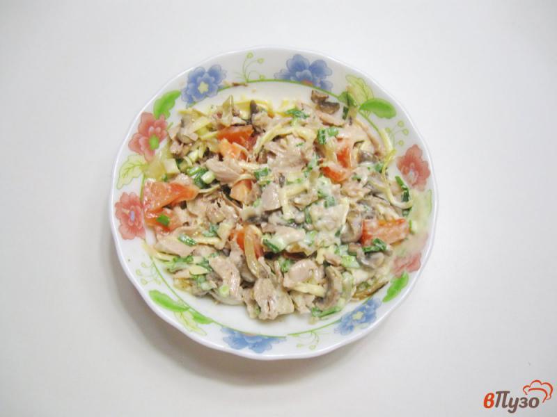 Фото приготовление рецепта: Салат с курицей и шампиньонами шаг №9