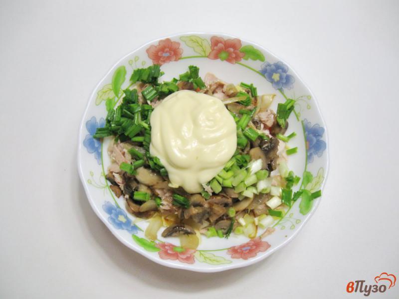 Фото приготовление рецепта: Салат с курицей и шампиньонами шаг №8