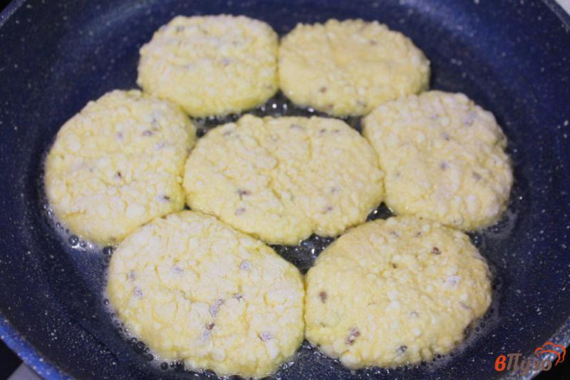 Фото приготовление рецепта: Сырники на желтках с семенами льна шаг №6