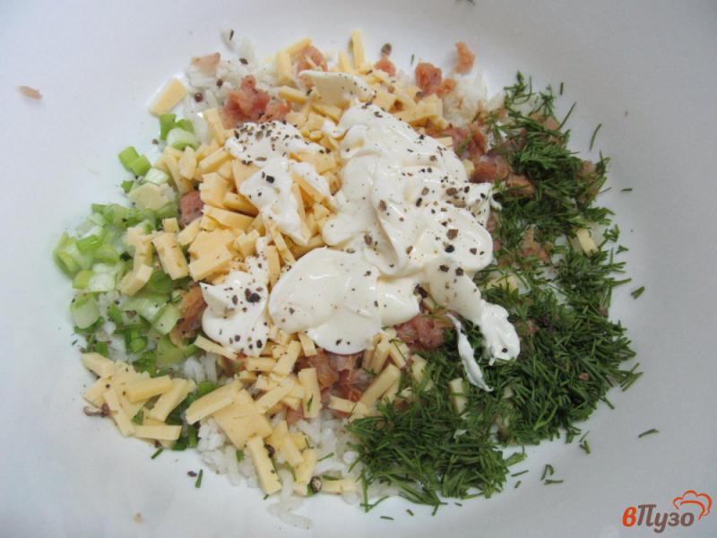 Фото приготовление рецепта: Салат из риса с горбушей шаг №4