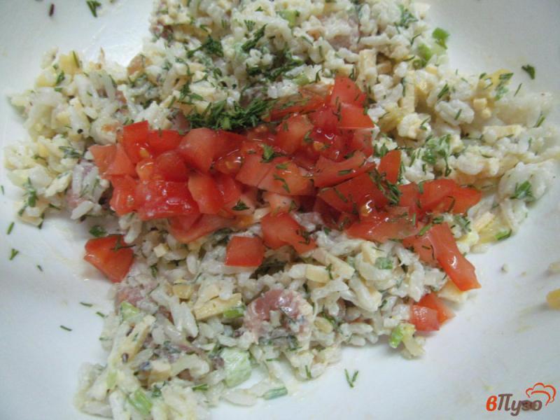 Фото приготовление рецепта: Салат из риса с горбушей шаг №6