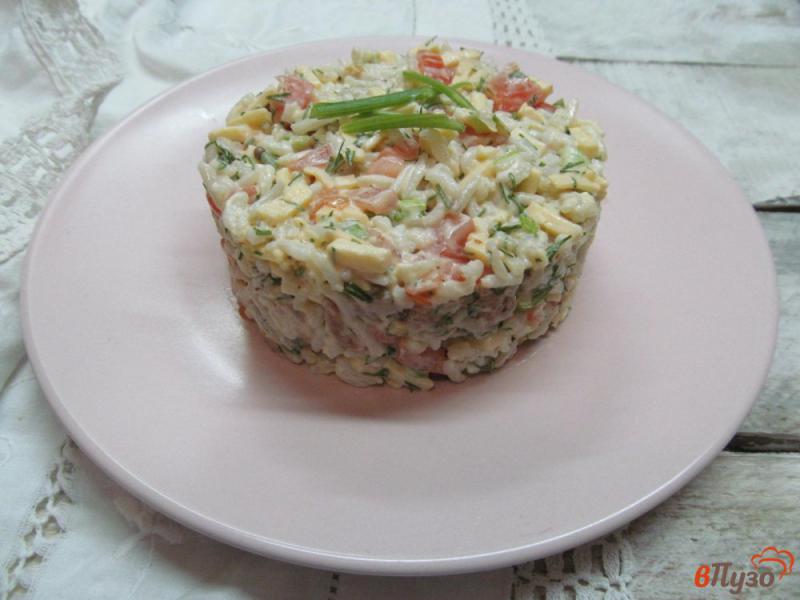 Фото приготовление рецепта: Салат из риса с горбушей шаг №7