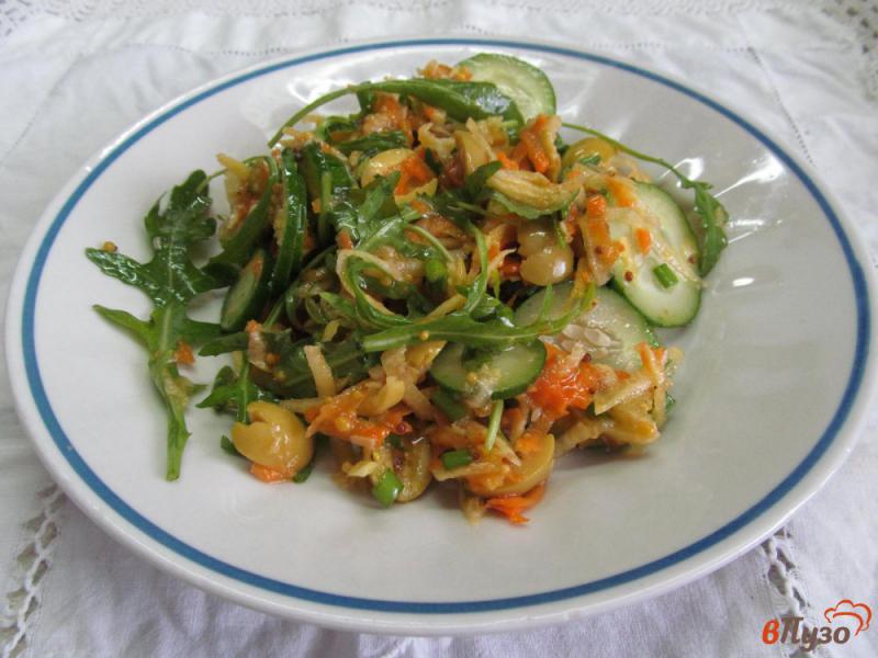 Фото приготовление рецепта: Салат из репы с рукколой и огурцом шаг №6