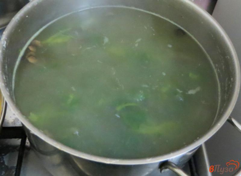 Фото приготовление рецепта: Суп из шпината с опятами шаг №5
