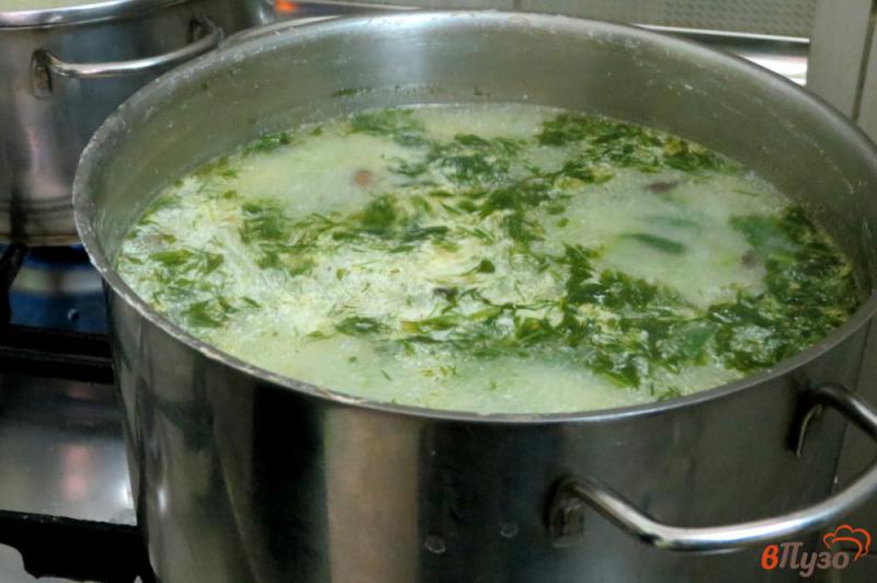 Фото приготовление рецепта: Суп из шпината с опятами шаг №6