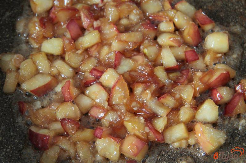 Фото приготовление рецепта: Овсяная каша с карамелизованными яблоками шаг №6