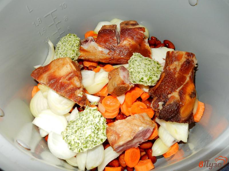 Фото приготовление рецепта: Фасоль с копчеными ребрышками и овощами шаг №4