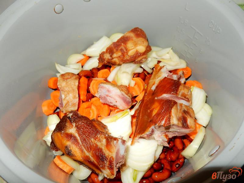 Фото приготовление рецепта: Фасоль с копчеными ребрышками и овощами шаг №2