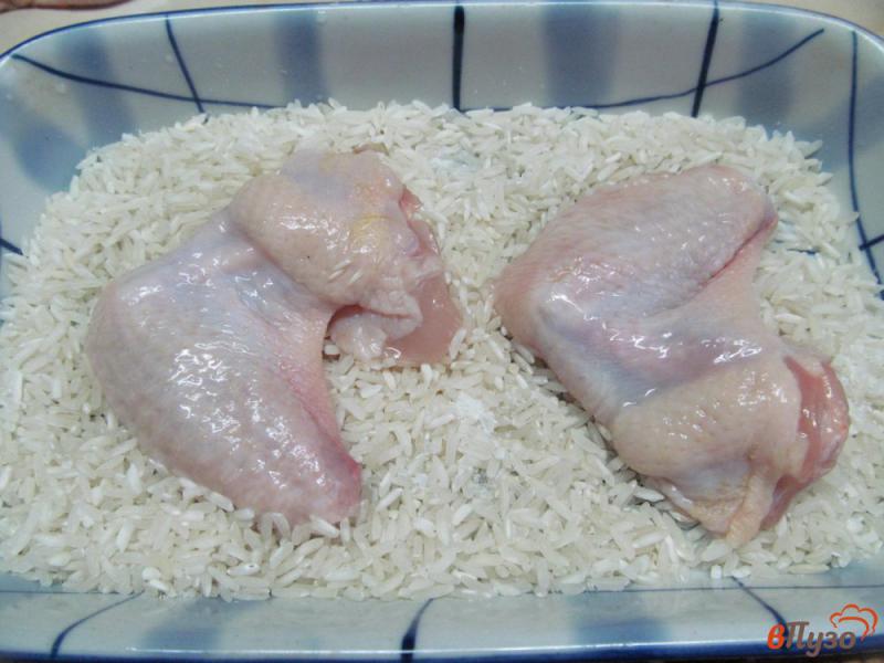Фото приготовление рецепта: Рис с овощами и куриными крыльями в духовке шаг №1