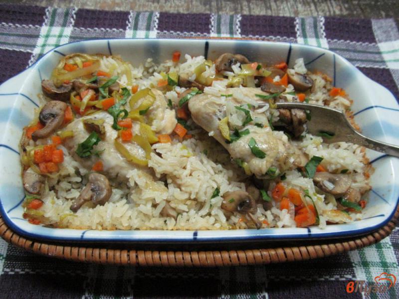 Фото приготовление рецепта: Рис с овощами и куриными крыльями в духовке шаг №7