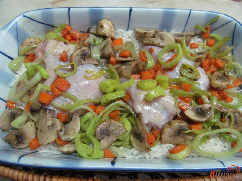 Фото приготовление рецепта: Рис с овощами и куриными крыльями в духовке шаг №4