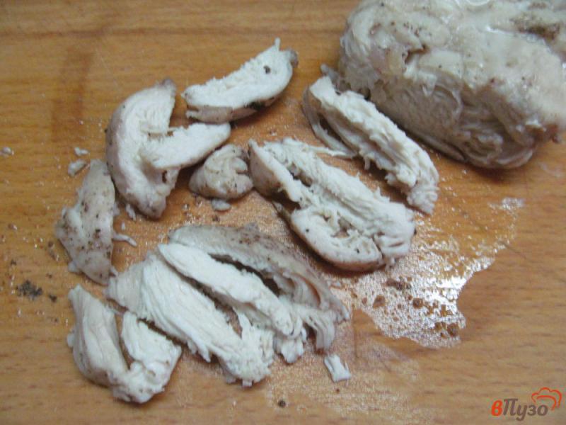Фото приготовление рецепта: Салат из куриной грудинки с вешенками и огурцом шаг №6