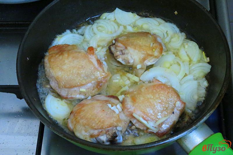 Фото приготовление рецепта: Куриные бедра с соусом бешамель и сыром шаг №4