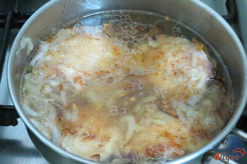 Фото приготовление рецепта: Куриные бедра с соусом бешамель и сыром шаг №5