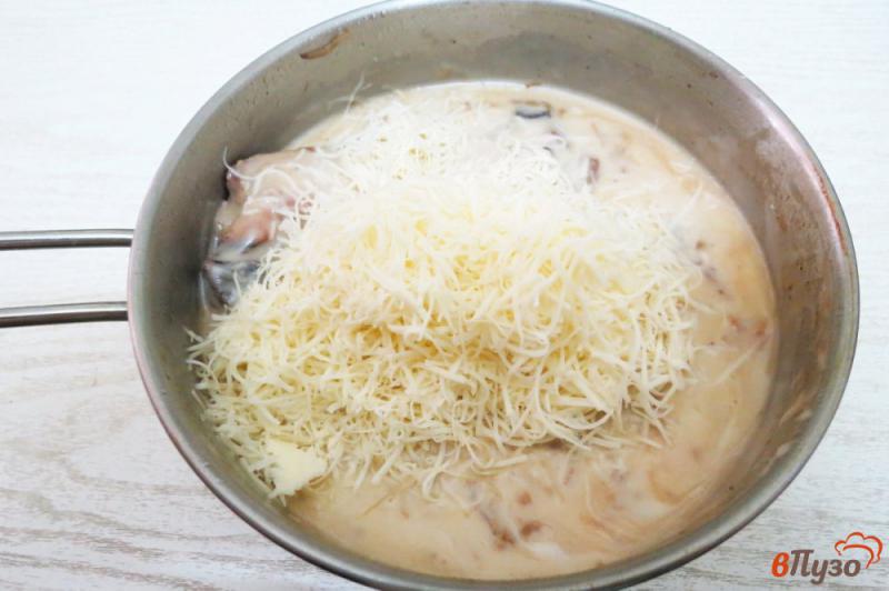 Фото приготовление рецепта: Куриные бедра с соусом бешамель и сыром шаг №7