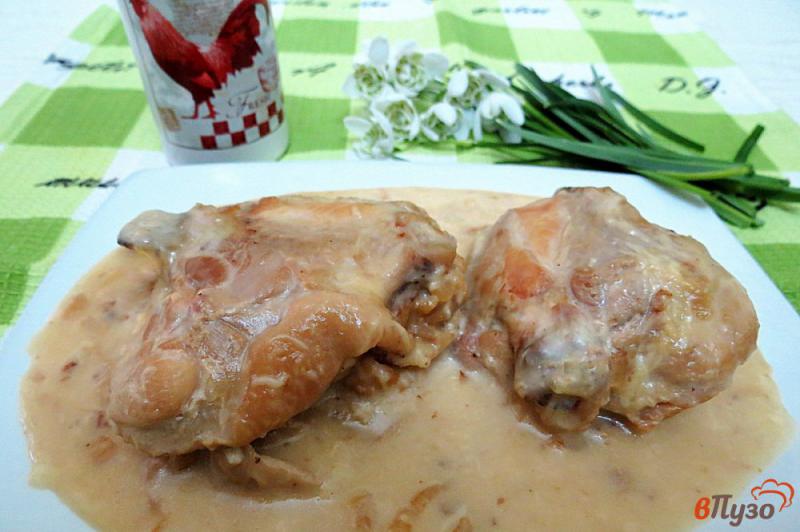 Фото приготовление рецепта: Куриные бедра с соусом бешамель и сыром шаг №8