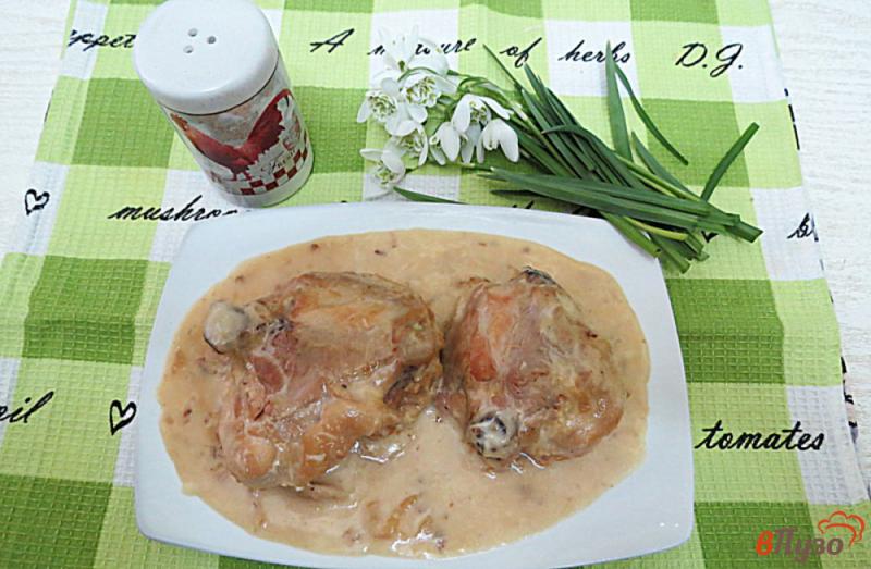 Фото приготовление рецепта: Куриные бедра с соусом бешамель и сыром шаг №9