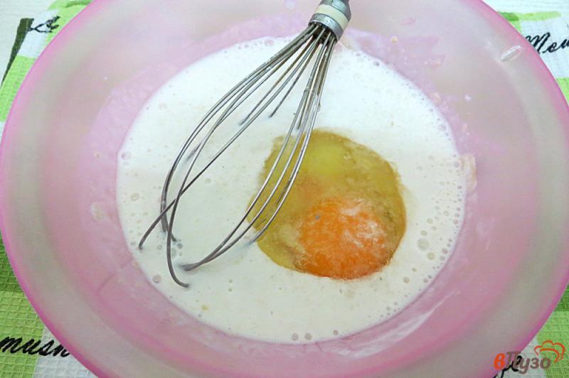 Фото приготовление рецепта: Дрожжевые оладьи с сосисками, перцем и сыром шаг №5