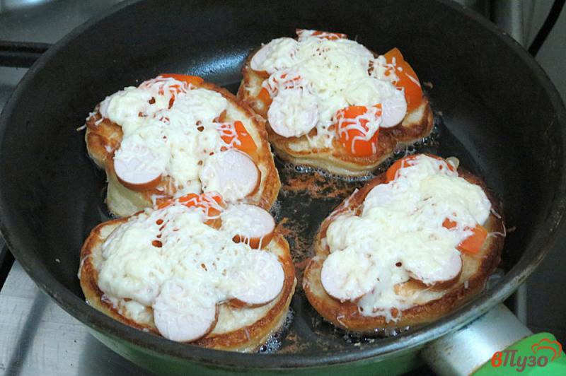 Фото приготовление рецепта: Дрожжевые оладьи с сосисками, перцем и сыром шаг №9
