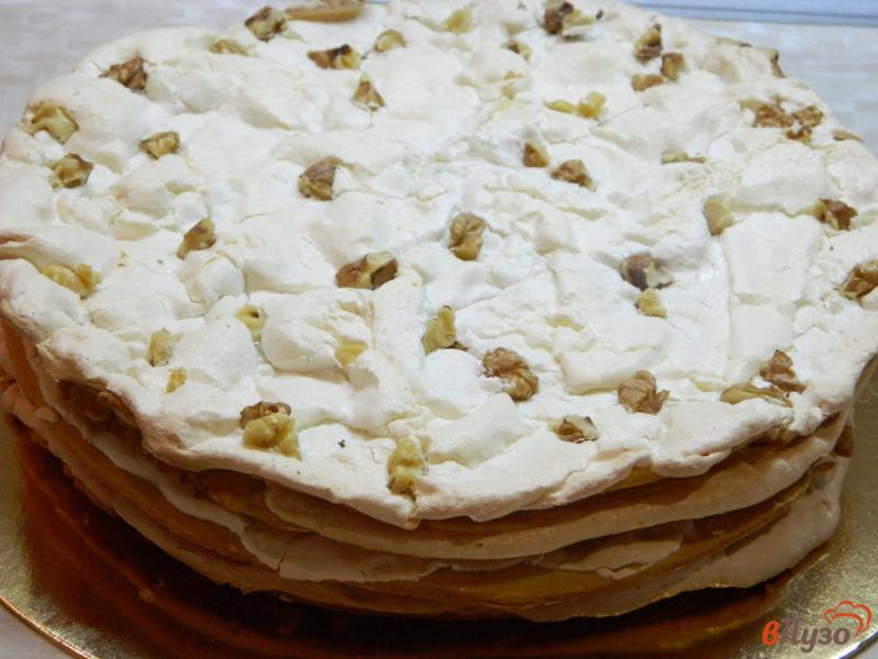 Фото приготовление рецепта: Торт с безе и грецкими орехами шаг №7