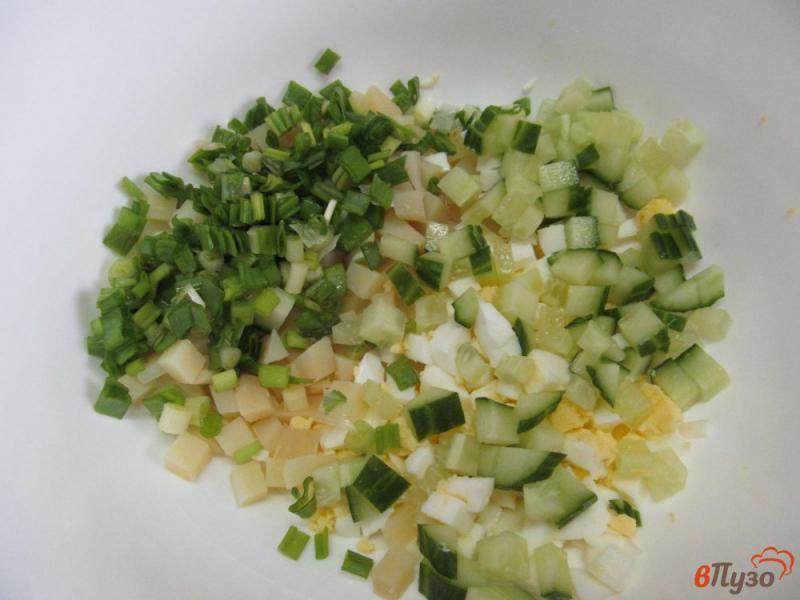 Фото приготовление рецепта: Салат «минутка» из картофеля с огурцом и оливками шаг №2
