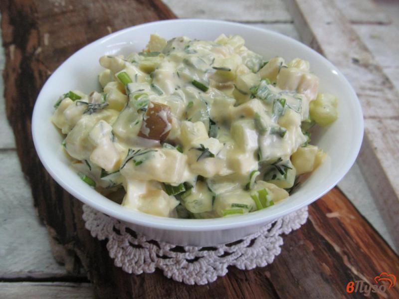 Фото приготовление рецепта: Салат «минутка» из картофеля с огурцом и оливками шаг №4